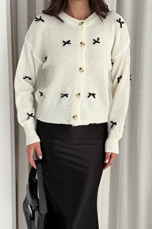 Kadın Fiyonk Desenli Düğmeli Hırka – Zarif & Oyuncu Stil