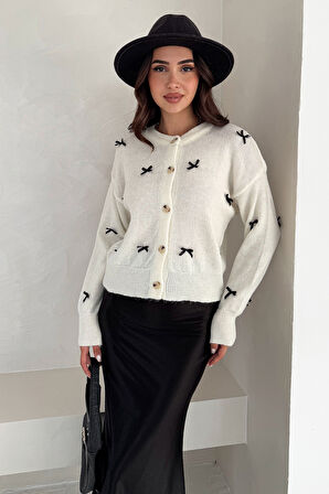 Kadın Fiyonk Desenli Düğmeli Hırka – Zarif & Oyuncu Stil