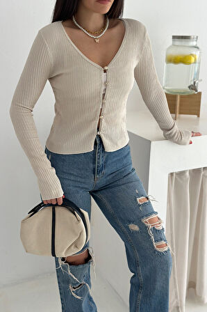 Kadın Düğme Detaylı Fit Triko Bluz – Zarif & Modern Stil