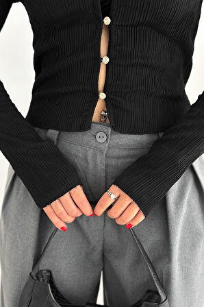 Kadın Düğme Detaylı Fit Triko Bluz – Zarif & Modern Stil