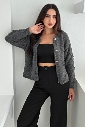 Kadın Düğmeli Dokulu Triko Hırka – Zamansız & Şehirli Stil