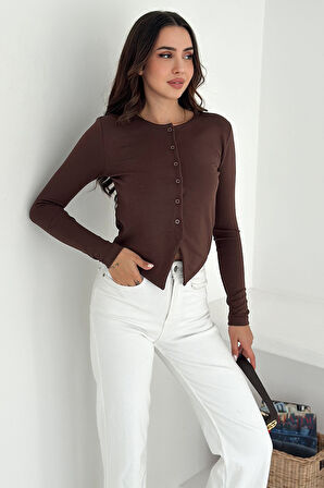 Kadın Sivri Etek Uçlu Düğmeli Bluz – Modern & Şehirli Stil