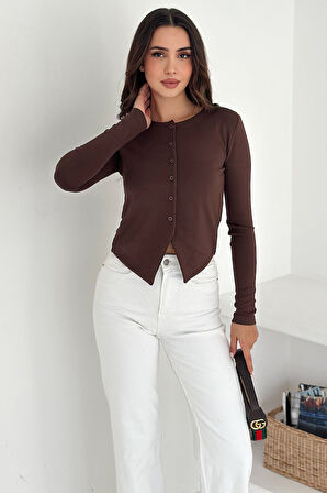 Kadın Sivri Etek Uçlu Düğmeli Bluz – Modern & Şehirli Stil