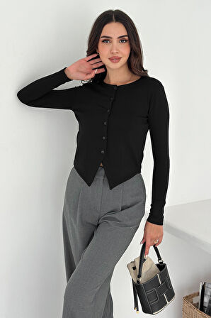 Kadın Sivri Etek Uçlu Düğmeli Bluz – Modern & Şehirli Stil