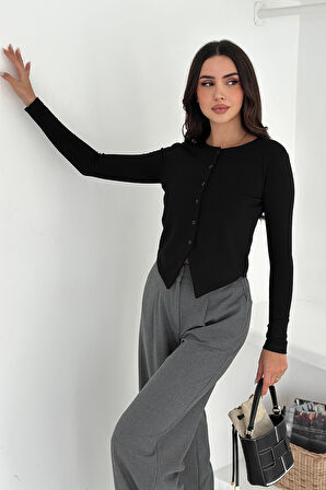 Kadın Sivri Etek Uçlu Düğmeli Bluz – Modern & Şehirli Stil