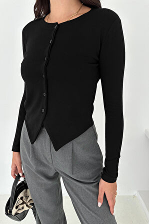 Kadın Sivri Etek Uçlu Düğmeli Bluz – Modern & Şehirli Stil