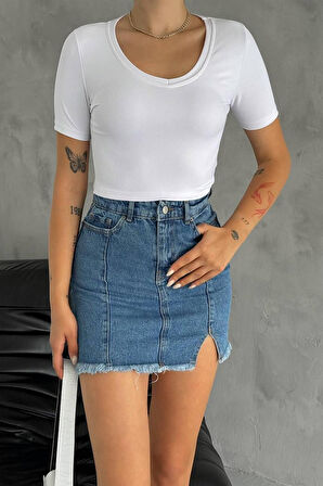 Kadın Geniş Yaka Fit Crop Body – Sade & Güçlü Stil