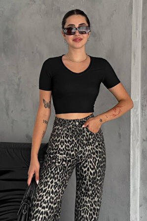 Kadın Geniş Yaka Fit Crop Body – Sade & Güçlü Stil