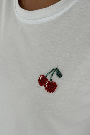 Kadın Kiraz Nakışlı Basic Tişört – Sade & Eğlenceli Stil