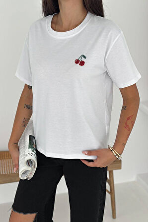 Kadın Kiraz Nakışlı Basic Tişört – Sade & Eğlenceli Stil