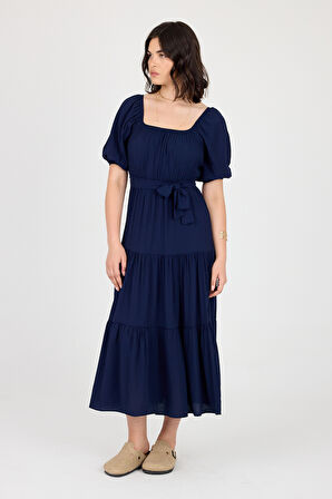 Omzu ve Beli Lastikli Kat Detaylı Midi Boy Elbise