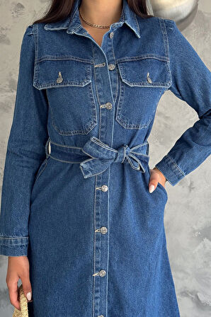 Kadın Kuşaklı Düğmeli Denim Elbise – Yapılandırılmış & Şehirli Stil