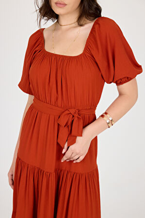 Omzu ve Beli Lastikli Kat Detaylı Midi Boy Elbise