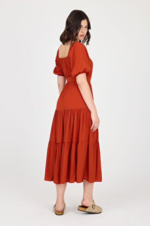 Omzu ve Beli Lastikli Kat Detaylı Midi Boy Elbise