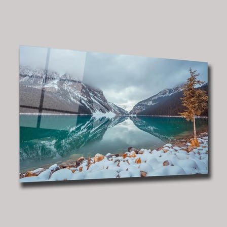 Karlı Dağlar ve Turkuaz Göl Cam Tablo – Kış Manzaralı Yatay Duvar Dekoru 35x50 cm