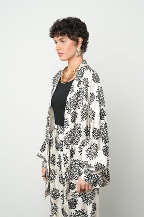 Kadın Çiçek Desenli Siyah - Beyaz Oversize Kimono