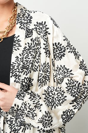 Kadın Çiçek Desenli Siyah - Beyaz Oversize Kimono