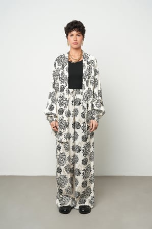 Kadın Çiçek Desenli Siyah - Beyaz Oversize Kimono