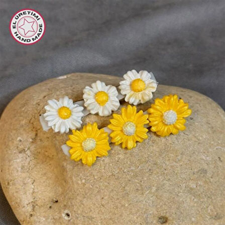 Uretti - Hülya 6683 5848 El Yapımı Polimer Kil Beyaz Ve Sarı Papatya Çiçeği Tasarımlı 2'li Yan Saç Tokası / 6,5 Cm