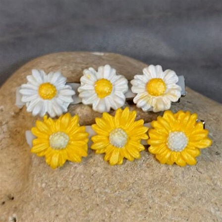 Uretti - Hülya 6683 5848 El Yapımı Polimer Kil Beyaz Ve Sarı Papatya Çiçeği Tasarımlı 2'li Yan Saç Tokası / 6,5 Cm