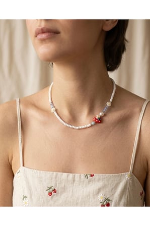 Beyaz Boncuklu Kırmızı Kalpli Papatya Detaylı Choker Kolye