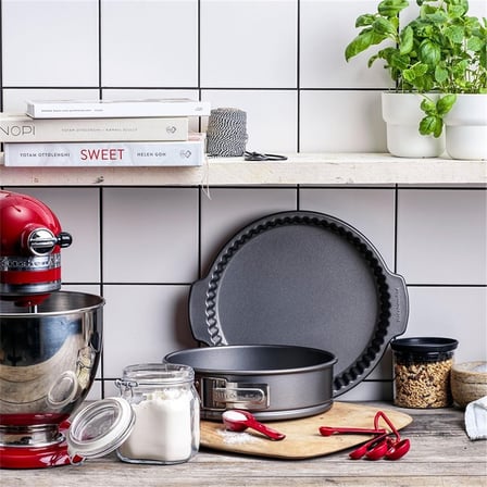  KitchenAid Gri Tart/Kiş Kalıbı 28 cm Yapışmaz Kaplama ile Kolay Temizlik ve Dayanıklılık Sunar