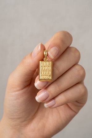 Külçe Formlu Fine Gold Kabartmalı Zirkon Taşlı Pirinç Kolye Ucu - Gold