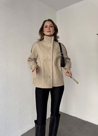 Krem Kruvaze Boğazlı Dik Yaka Düğmeli Apoletli Kaşe Kaban Mont