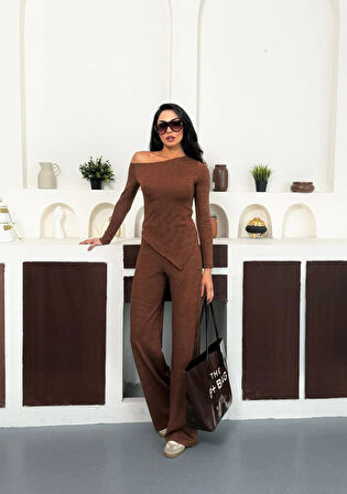 Kahverengi Kayık Yaka Asimetrit Kesim Bluz İspanyol Paça Pantolon İkili Takım