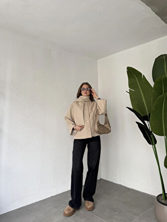 Krem Bisiklet Yaka Şal Aksesurlı Düğmeli Kaşe Ceket Mont