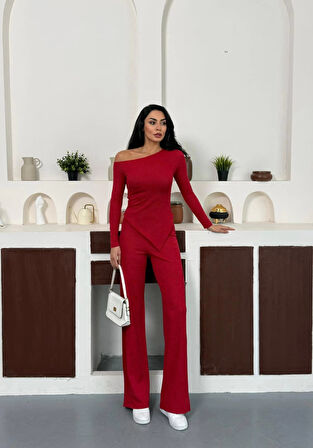 Kırmızı Kayık Yaka Asimetrit Kesim Bluz İspanyol Paça Pantolon İkili Takım
