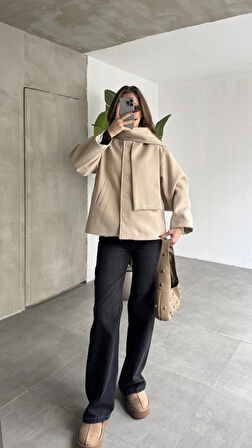 Krem Bisiklet Yaka Şal Aksesurlı Düğmeli Kaşe Ceket Mont