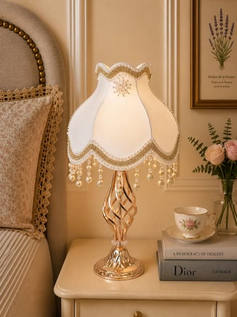 Beyaz Lulu Broşlu Kadife Başlık Gold Metal Burgulu Ayaklı Klasik Model Abajur 55x25cm