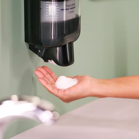 Tork Mini Sıvı Sabun, Köpük Sabun ve Dezenfektan Dispenseri Siyah S5 Manuel Duvar Tipi (565208)