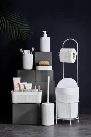 7 Parça Beyaz Banyo Seti Metal Stantlı Kovalı Wc Kağıtlık Kozmetik Kutusu Diş Fırçalık Ve Sabunlukla