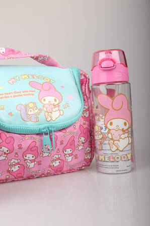 DEKOMUS İLE YENİ SEZON LİSANSLI MY MELODY&BEST FRIENDS "MELOPINK KOLEKSİYONU" TERMOSLU BESLENME ÇANTASI,500 ML MATARA VE 2 KATLI BESLENME KUTUSU /LUNCH BOX SETİ "ISLAK MENDİL HEDİYELİ"