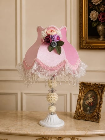 Pembe Kadife Kaplı Çiçek Dekorlu Başlık İncili Beyaz Ayaklı Klasik Prenses Model Abajur 50x25cm