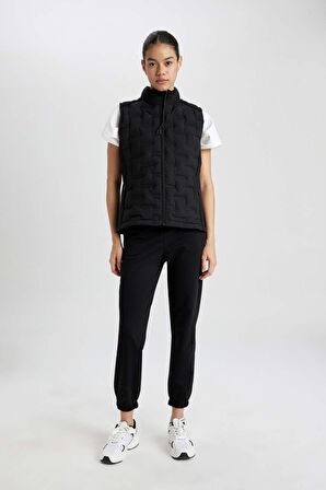 DeFactoFit Su İtici Rüzgar Geçirmez Slim Fit Dar Kesim Fermuarlı Şişme Sporcu Yelek B2069AX24SPBK81