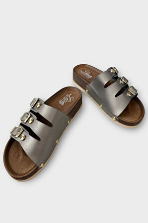 Kadın Günlük Terlik Tokalı Üç Bant Şık Ortopedik Yazlık Ev Plaj Tatil İş Terliği PLATİN