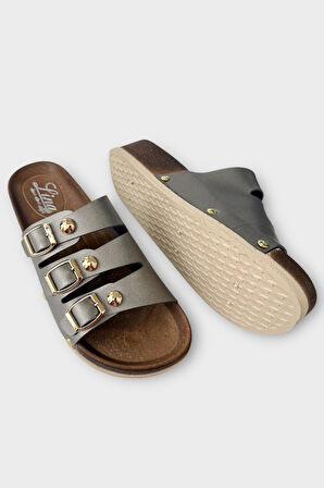 Kadın Günlük Terlik Tokalı Üç Bant Şık Ortopedik Yazlık Ev Plaj Tatil İş Terliği PLATİN