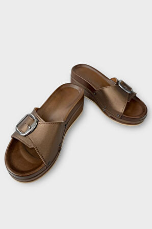 Kadın Günlük Terlik Tokalı Dolgu Topuk Şık Yazlık Ev Plaj Tatil Terliği KAHVERENGİ