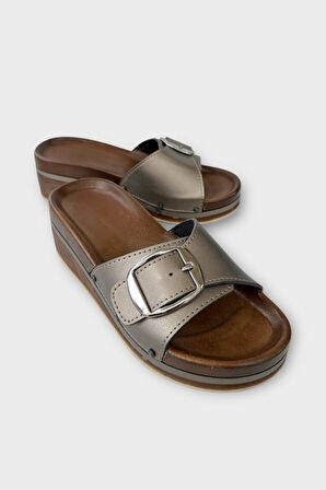 Kadın Günlük Terlik Tokalı Dolgu Topuk Şık Yazlık Ev Plaj Tatil Terliği PLATİN