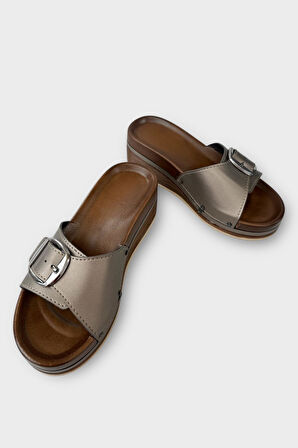 Kadın Günlük Terlik Tokalı Dolgu Topuk Şık Yazlık Ev Plaj Tatil Terliği PLATİN