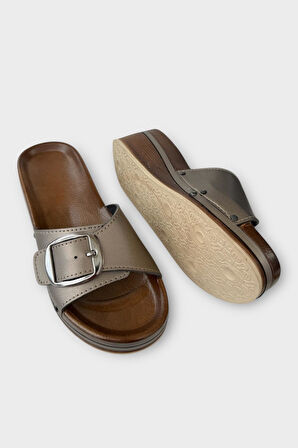 Kadın Günlük Terlik Tokalı Dolgu Topuk Şık Yazlık Ev Plaj Tatil Terliği PLATİN