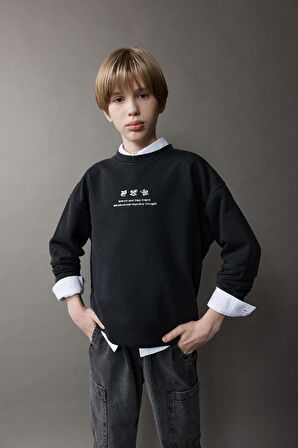 DeFacto Erkek Çocuk Oversize Geniş Kalıp Bisiklet Yaka Sırt Baskılı Yıkamalı Soluk Efektli Sweatshirt D8494A825SPBK81