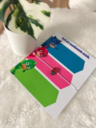 Pamuğum Atelier Renkli Karakter Tasarım Kartlı Şans Bilekliği Doğum Günü Hediyelik (25 Adet)