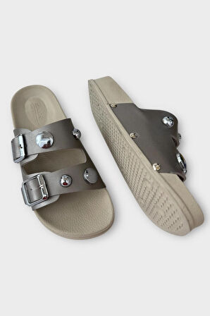 Kadın Çift Bantlı Toka Detaylı Günlük Konfor Terlik GÜMÜŞ