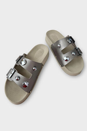 Kadın Çift Bantlı Toka Detaylı Günlük Konfor Terlik GÜMÜŞ