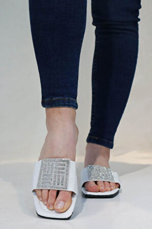 Sermoda Kare Taş Tokalı Yazlık Kadın Terlik Düz Tabanlı Terlik Beyaz