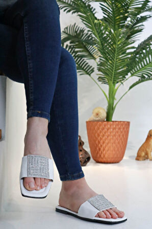 Sermoda Kare Taş Tokalı Yazlık Kadın Terlik Düz Tabanlı Terlik Beyaz